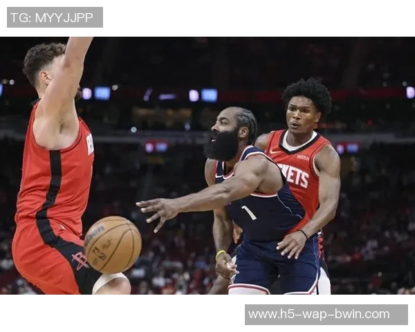 哈登失误未回头巴图姆踩线后失落卢指导直接选择离场