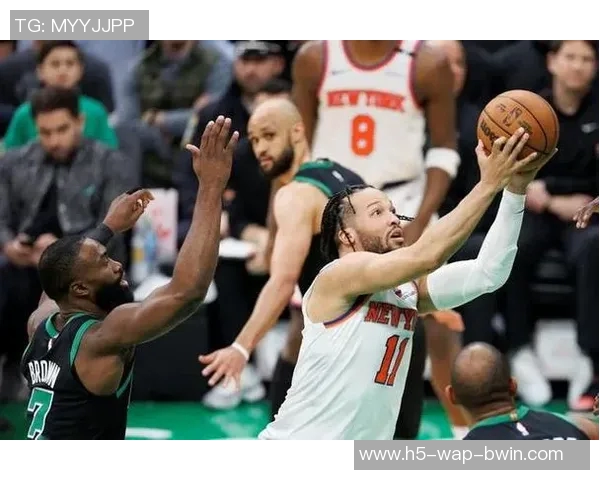 马刺克绿军小白鼓励球队奋勇前行展现拼搏精神与团结力量 马刺克绿军小白鼓励球队奋勇前行展现拼搏精神与团结力量